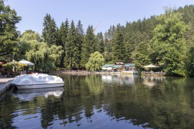 VELINGRAD, BULGARIA - 29 Haziran 2021: Kleptuza Gölü Bulgaristan 'ın Pazardzhik bölgesinin Velingrad kentindeki ünlü spa tatil beldesi