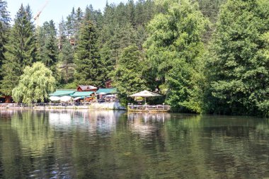VELINGRAD, BULGARIA - 29 Haziran 2021: Kleptuza Gölü Bulgaristan 'ın Pazardzhik bölgesinin Velingrad kentindeki ünlü spa tatil beldesi