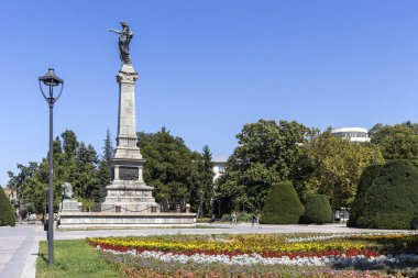 RUSE, BULGARIA - 15 AUGUSR 2021: Bulgaristan 'ın Ruse kentinin merkezinde Özgürlük Anıtı