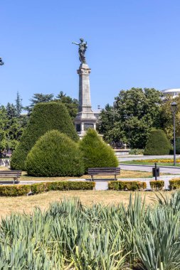 RUSE, BULGARIA - 15 AUGUSR 2021: Bulgaristan 'ın Ruse kentinin merkezinde Özgürlük Anıtı