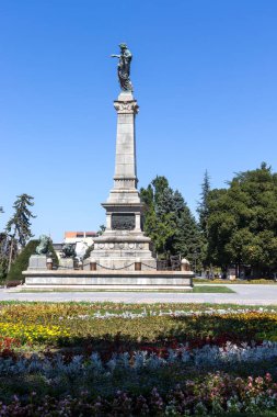 RUSE, BULGARIA - 15 AUGUSR 2021: Bulgaristan 'ın Ruse kentinin merkezinde Özgürlük Anıtı