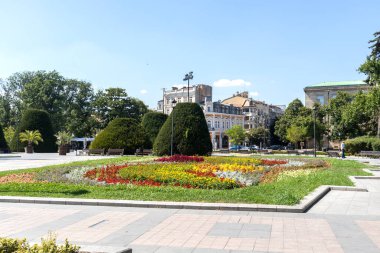 RUSE, BULGARIA - 15 AUGUSR 2021: Bulgaristan 'ın Ruse kentinin merkezindeki Tipik İnşaat ve Sokak