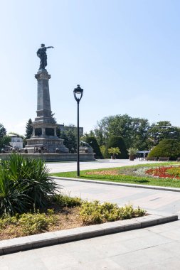 RUSE, BULGARIA - 15 AUGUSR 2021: Bulgaristan 'ın Ruse kentinin merkezinde Özgürlük Anıtı