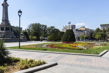 RUSE, BULGARIA - 15 AUGUSR 2021: Bulgaristan 'ın Ruse kentinin merkezinde Özgürlük Anıtı