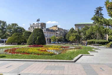 RUSE, BULGARIA - 15 AUGUSR 2021: Bulgaristan 'ın Ruse kentinin merkezindeki Tipik İnşaat ve Sokak