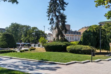 RUSE, BULGARIA - 15 AUGUSR 2021: Bulgaristan 'ın Ruse kentinin merkezindeki Tipik İnşaat ve Sokak