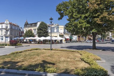RUSE, BULGARIA - 15 AUGUSR 2021: Bulgaristan 'ın Ruse kentinin merkezindeki Tipik İnşaat ve Sokak