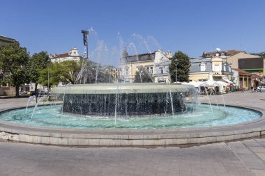 RUSE, BULGARIA - 15 AUGUSR 2021: Bulgaristan 'ın Ruse kentinin merkezindeki Tipik İnşaat ve Sokak