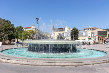 RUSE, BULGARIA - 15 AUGUSR 2021: Bulgaristan 'ın Ruse kentinin merkezindeki Tipik İnşaat ve Sokak