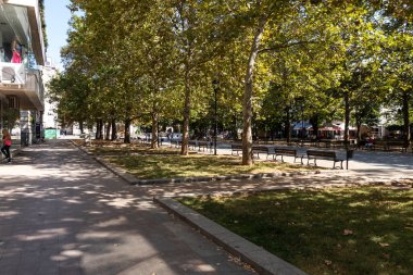 RUSE, BULGARIA - 15 AUGUSR 2021: Bulgaristan 'ın Ruse kentinin merkezindeki Tipik İnşaat ve Sokak