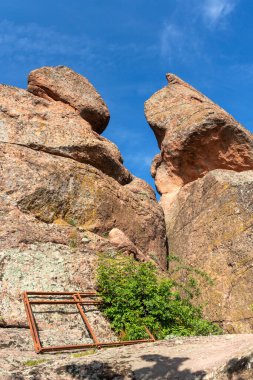 BELOGRADCHIK, BULGARIA - 22 Mayıs 2021: Bulgaristan 'ın Kaleto, Vidin Bölgesi olarak bilinen Ortaçağ Belogradchik Kalesi Harabeleri