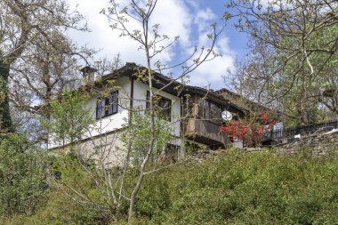 BOZHENTSI, BULGARIA - 3 Mayıs 2021: Bulgaristan 'ın tarihi Bozhentsi köyündeki tipik sokak ve eski evler