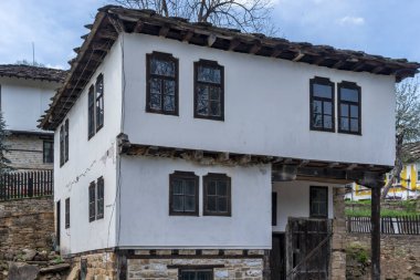 BOZHENTSI, BULGARIA - 3 Mayıs 2021: Bulgaristan 'ın tarihi Bozhentsi köyündeki tipik sokak ve eski evler