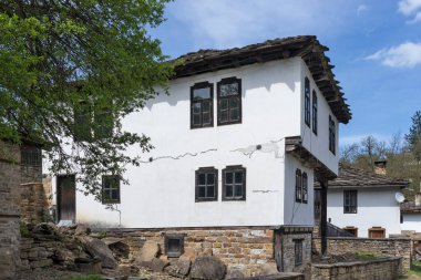 BOZHENTSI, BULGARIA - 3 Mayıs 2021: Bulgaristan 'ın tarihi Bozhentsi köyündeki tipik sokak ve eski evler