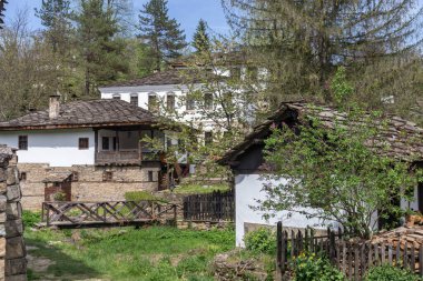BOZHENTSI, BULGARIA - 3 Mayıs 2021: Bulgaristan 'ın tarihi Bozhentsi köyündeki tipik sokak ve eski evler