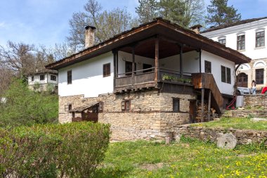 BOZHENTSI, BULGARIA - 3 Mayıs 2021: Bulgaristan 'ın tarihi Bozhentsi köyündeki tipik sokak ve eski evler