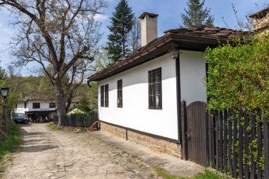 BOZHENTSI, BULGARIA - 3 Mayıs 2021: Bulgaristan 'ın tarihi Bozhentsi köyündeki tipik sokak ve eski evler