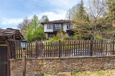 BOZHENTSI, BULGARIA - 3 Mayıs 2021: Bulgaristan 'ın tarihi Bozhentsi köyündeki tipik sokak ve eski evler