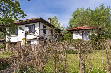 BOZHENTSI, BULGARIA - 3 Mayıs 2021: Bulgaristan 'ın tarihi Bozhentsi köyündeki tipik sokak ve eski evler