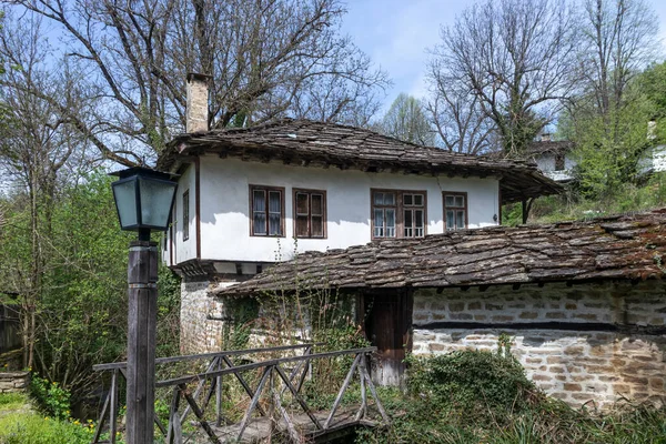 BOZHENTSI, BULGARIA - 3 Mayıs 2021: Bulgaristan 'ın tarihi Bozhentsi köyündeki tipik sokak ve eski evler