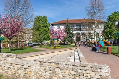 TRYAVNA, BULGARIA - 1 Mayıs 2021: Bulgaristan 'ın eski Tryavna kentindeki Tipik sokak ve Ninetenth Century Evleri