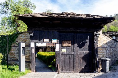 TRYAVNA, BULGARIA - 1 Mayıs 2021: Bulgaristan 'ın eski Tryavna kentindeki Tipik sokak ve Ninetenth Century Evleri