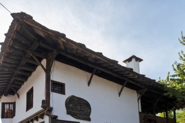 TRYAVNA, BULGARIA - 1 Mayıs 2021: Bulgaristan 'ın eski Tryavna kentindeki Tipik sokak ve Ninetenth Century Evleri