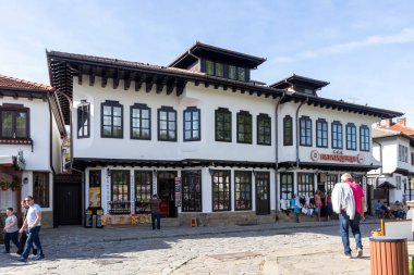 TRYAVNA, BULGARIA - 1 Mayıs 2021: Bulgaristan 'ın eski Tryavna kentindeki Tipik sokak ve Ninetenth Century Evleri