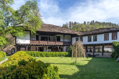 TRYAVNA, BULGARIA - 1 Mayıs 2021: Bulgaristan 'ın eski Tryavna kentindeki Tipik sokak ve Ninetenth Century Evleri