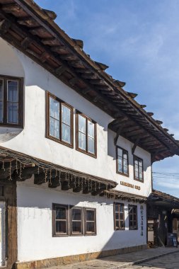 TRYAVNA, BULGARIA - 1 Mayıs 2021: Bulgaristan 'ın eski Tryavna kentindeki Tipik sokak ve Ninetenth Century Evleri