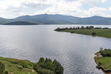 Belmeken Barajı 'nın muhteşem manzarası, Rila dağı, Bulgaristan