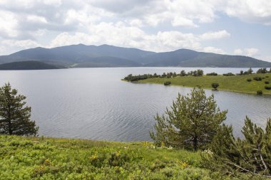 Belmeken Barajı 'nın muhteşem manzarası, Rila dağı, Bulgaristan