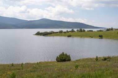 Belmeken Barajı 'nın muhteşem manzarası, Rila dağı, Bulgaristan