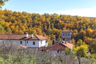 Bulgaristan 'ın Pernik Bölgesi, St. Kozma ve Damyan Ortaçağ Tsarnogorski (Gigintsi) manastırının sonbahar manzarası