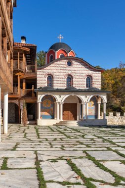 Bulgaristan 'ın Pernik Bölgesi, St. Kozma ve Damyan Ortaçağ Tsarnogorski (Gigintsi) manastırının sonbahar manzarası