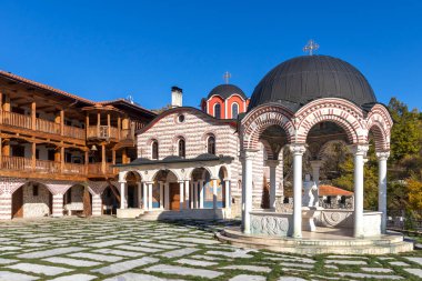 Bulgaristan 'ın Pernik Bölgesi, St. Kozma ve Damyan Ortaçağ Tsarnogorski (Gigintsi) manastırının sonbahar manzarası