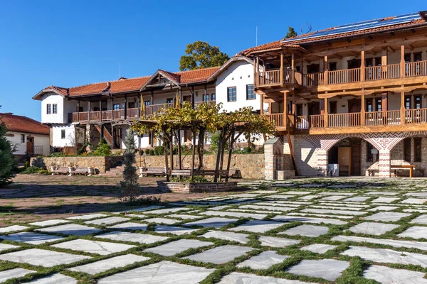 Bulgaristan 'ın Pernik Bölgesi, St. Kozma ve Damyan Ortaçağ Tsarnogorski (Gigintsi) manastırının sonbahar manzarası