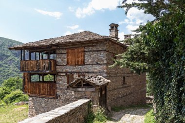 Bulgaristan 'ın Blagoevgrad Bölgesi, Otantik 19. yüzyıl evleriyle Kovaçevitsa köyü