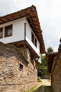 Bulgaristan 'ın Blagoevgrad Bölgesi, Otantik 19. yüzyıl evleriyle Kovaçevitsa köyü