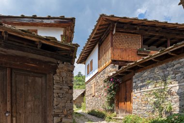 Bulgaristan 'ın Blagoevgrad Bölgesi, Otantik 19. yüzyıl evleriyle Kovaçevitsa köyü