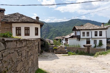 Bulgaristan 'ın Blagoevgrad Bölgesi, Otantik 19. yüzyıl evleriyle Kovaçevitsa köyü