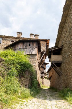 Bulgaristan 'ın Blagoevgrad Bölgesi, Otantik 19. yüzyıl evleriyle Kovaçevitsa köyü