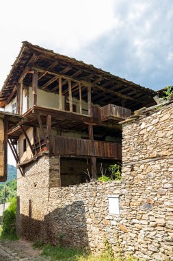 Bulgaristan 'ın Blagoevgrad Bölgesi, Otantik 19. yüzyıl evleriyle Kovaçevitsa köyü