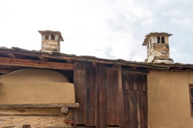 Bulgaristan 'ın Blagoevgrad Bölgesi, Otantik 19. yüzyıl evleriyle Kovaçevitsa köyü