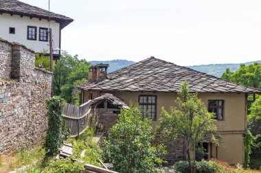 Bulgaristan 'ın Blagoevgrad Bölgesi, Otantik 19. yüzyıl evleriyle Kovaçevitsa köyü