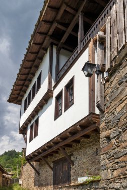 Bulgaristan 'ın Blagoevgrad Bölgesi, Otantik 19. yüzyıl evleriyle Kovaçevitsa köyü
