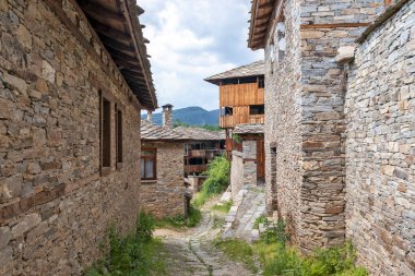 Bulgaristan 'ın Blagoevgrad Bölgesi, Otantik 19. yüzyıl evleriyle Kovaçevitsa köyü