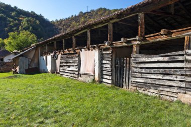 Bulgaristan 'ın Sofya Şehir Bölgesi' ndeki Nishava Nehri kıyısındaki Saint Petka Çeparlyansky Manastırı 'nın hava manzarası