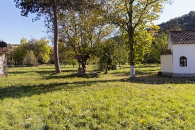 Bulgaristan 'ın Sofya Şehir Bölgesi' ndeki Nishava Nehri kıyısındaki Saint Petka Çeparlyansky Manastırı 'nın hava manzarası