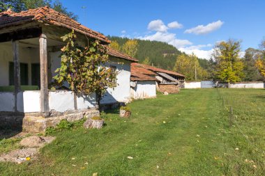 Bulgaristan 'ın Sofya Şehir Bölgesi' ndeki Nishava Nehri kıyısındaki Saint Petka Çeparlyansky Manastırı 'nın hava manzarası